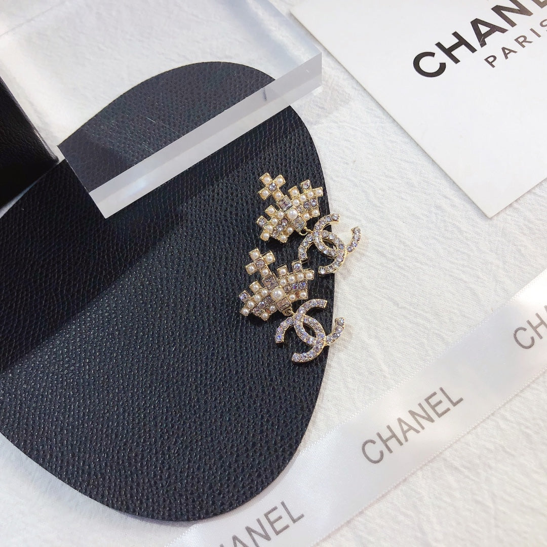Fashionable And Luxurious Crystal Earrings For Women