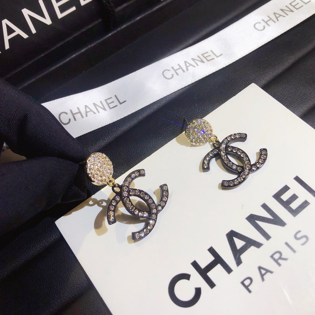 Fashionable And Luxurious Crystal Earrings For Women